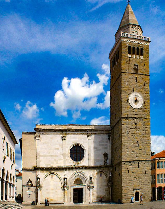 Vista de la Plaza Tito de Koper con la Catedral de la Asunci&oacute;n